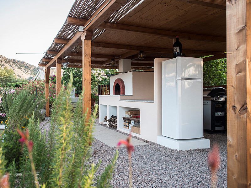 Aussicht auf den Pizzagrill mit Kühlschrank im Grottino des Landgut in Sardinien